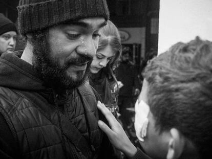 O fotógrafo Sérgio Silva encontra Douglas, que perdeu olho por ação da PM de São Paulo em abril deste ano.