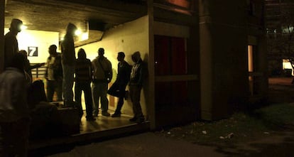 Un grupo de jóvenes en un suburbio de París.