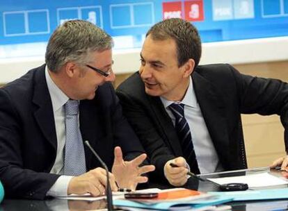 José Luis Rodríguez Zapatero (a la derecha) y José Blanco, durante la ejecutiva socialista.