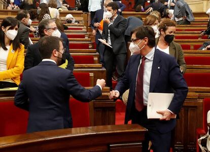 Pere Aragonès, presidente de la Generalitat (izquierda), y Salvador Illa, el pasado mayo en el parlamento de Cataluña.