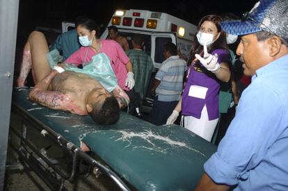 Un herido es evacuado del penal de Comayagua.