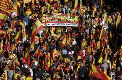 Milers de persones onegen banderes catalanes i espanyoles abans de la manifestació, convocada per Societat Civil Catalana (SCC), la plataforma contra la independència.