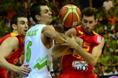 Claver y Rudy pelean un balón con Balazic.