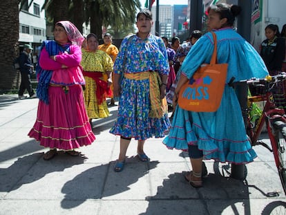 Mujeres pertenecientes a la comunidad tarahumara, en Ciudad de México.