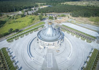 <strong>¿Iglesia o parque acuático?</strong> Iglesia de María Estrella de la Nueva Evangelización y de San Juan Pablo II. Aún en construcción, anunciaba de ella un periódico local que estará acompañada de un parque acuático, un hotel y un centro termal, y será el primer complejo religioso con piscinas en el mundo. |