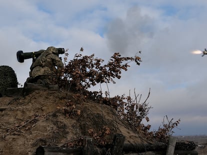 Un soldado ucranio dispara un misil antitanque Javelin durante un entrenamiento el 18 de febrero, días antes de la invasión rusa.