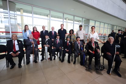 Los duques fueron recibidos calurosamente por varios oficiales militares y Enrique de Inglaterra recibió una placa conmemorativa especial del Ministerio de Veteranos de Defensa Nacional. “En reconocimiento y gratitud por su dedicación y las valiosas oportunidades de recuperación a través del deporte y los Juegos Invictus para el personal de las Fuerzas Armadas y la Policía de Colombia, ya sean militares o veteranos, heridos, lesionados o enfermos”, leyó el atleta que se la entregó.