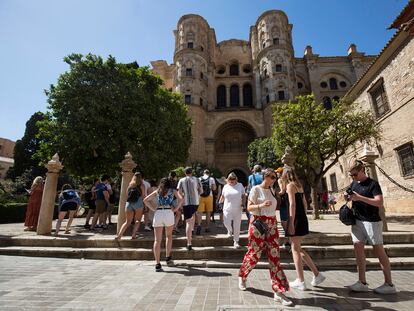 Un grupo de turistas, en el entorno de la catedral de Málaga.