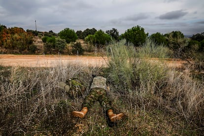 Un soldado ucraniano, en uno de sus puestos de vigilancia durante un ejercicio de combate en la Academia de Infantería de Toledo.