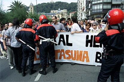 Los <i>Ertzainas</i> conversan con los manifestantes en favor de los presos de ETA ayer en San Sebastián.