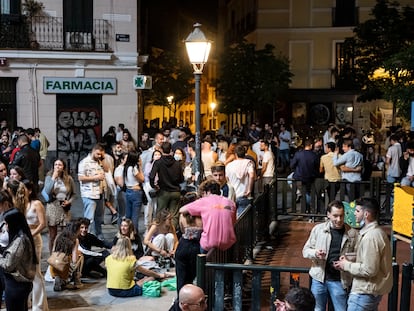 Botellón en Madrid durante la primera madrugada sin estado de alarma, el pasado 9 de mayo.