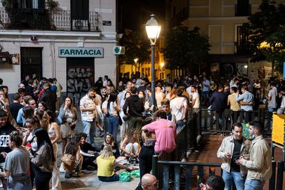 Botellón en Madrid durante la primera madrugada sin estado de alarma, el pasado 9 de mayo.