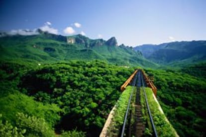 Vías del tren Chihuahua-Pacífico, el 'Chepe', a su paso por las Barrancas del Cobre (México).