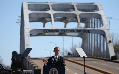 Obama em frente à ponte Edmund Pettus, em Selma, Alabama.