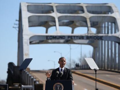 Obama ante el puente Edmund Pettus de Selma, Alabama.