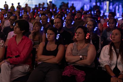 Assistents segueixen una conferència de Nassim Haramein al Festival de la Consciència