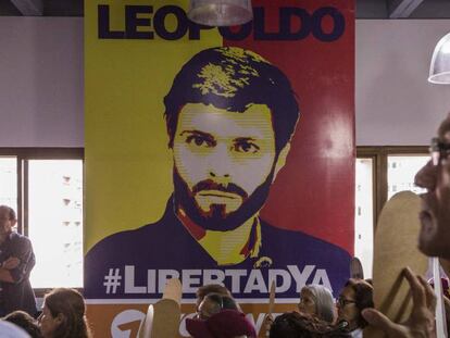 Grupo de pessoas pede a liberdade de Leopoldo López.