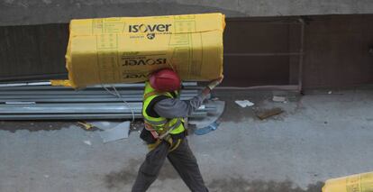 Un trabajador de la construcción, en Madrid.