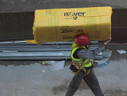 Un trabajador de la construcci&oacute;n, en Madrid. 