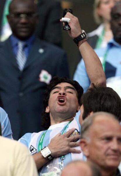 Maradona celebra la victoria blanquiazul.