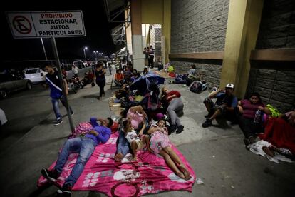 Hondureños duermen frente a la estación de autobuses de San Pedro Sula, el 12 de octubre de 2018. 