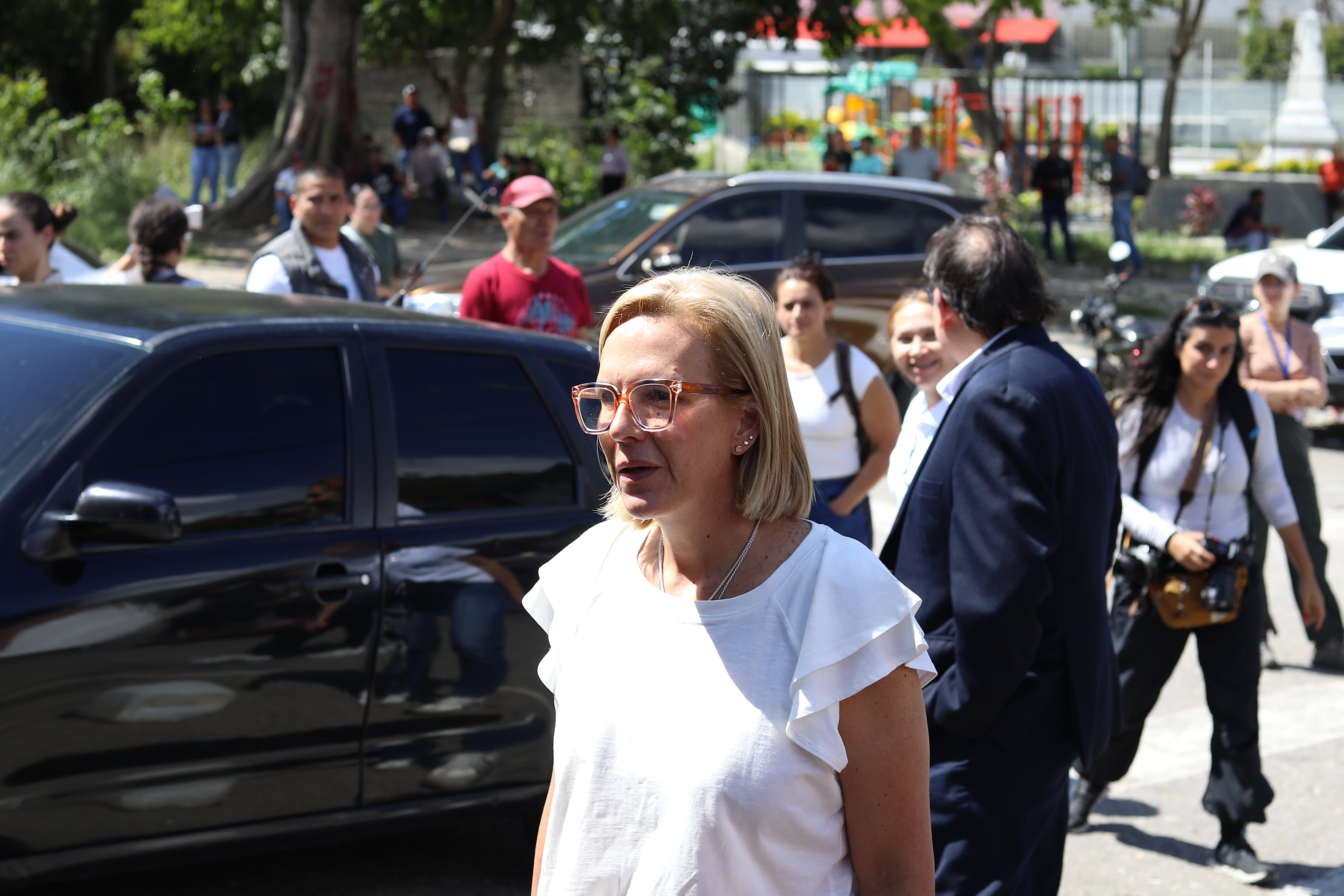 La hija del opositor venezolano Edmundo González denuncia  intentos de extorsión en embajadas para condicionar la libertad de su marido