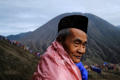 Un hombre camino a la cima del Monte Bromo para celebrar el 'Yadnya Kasada', al este de Java, Indonesia. El origen de esta fiesta se remonta al reino de Majapahit, durante el reinado del rey Brawijaya, en el cual la reina dio a luz a una hija llamada Roro Anteng, que se casó con Jaka Seger, un joven de la casta bramánica. Como no podían tener hijos pidieron ayuda a los dioses de la montaña, que les concedieron 24 con la condición de que el decimoquinto niño, Kesuma, fuera sacrificado en el cráter del volcán. La tradición de lanzar ofrendas al cráter para apaciguar a los dioses de la montaña continúa hasta hoy.