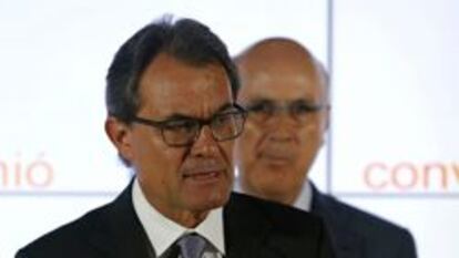 El presidente de la Generalitat, Artur Mas, acompa&ntilde;ado del l&iacute;der de Uni&oacute;, Josep Antoni Duran Lleida (detr&aacute;s), tras la rueda de prensa conjunta posterior a la reuni&oacute;n de la comisi&oacute;n ejecutiva nacional de la federaci&oacute;n de CiU.