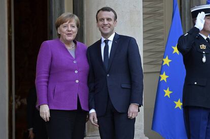 Emmanuel Macron recibe este viernes a Angela Merkel en el Palacio del Elíseo.