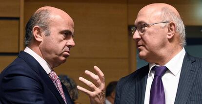 Luis de Guindos, ministro de Economía español, con su homólogo francés, Michel Sapin.