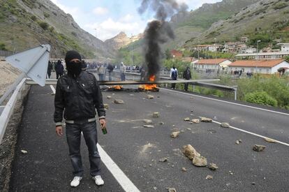 Grupos de mineros han realizado un corte en la carretera N-630 y las vías del tren en la localidad de Ciñera (León), en protesta por la situación de la minería del carbón.