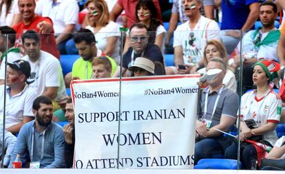 Mujeres iranies reivindican en el estadio de San Petersburgo la presencia de mujeres en los estadios de su país.