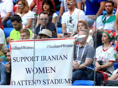 Mujeres iranies reivindican en el estadio de San Petersburgo la presencia de mujeres en los estadios de su país.