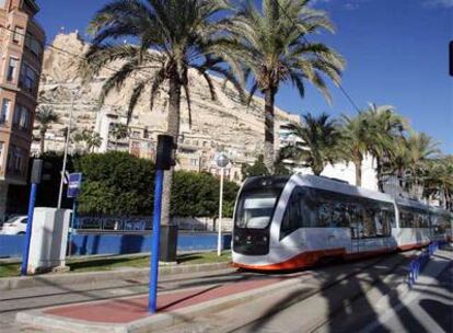 Uno de los trenes fabricados por Vossloh que ofrece el servicio del Tram en Alicante.