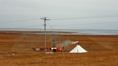 Paisagem sobre o lago Qinghai, o maior de água salgada da China e a 3.300 metros de altura na meseta tibetana.