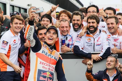 El piloto español de Honda Repsol se fotografía con sus compañeros de equipo tras ganar la carrera.