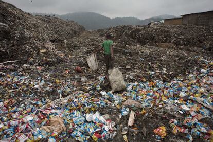 Un ni?o recoge materiales reciclables en un vertedero de Gauhati, India.