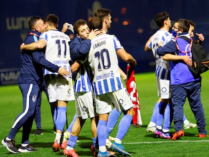 Los jugadores del Atlético Baleares celebran la clasificación tras vencer al Celta.