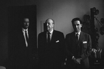 Manuel Barbero (izquierda), Mies van der Rohe y César Ortiz-Echagüe, en 1957