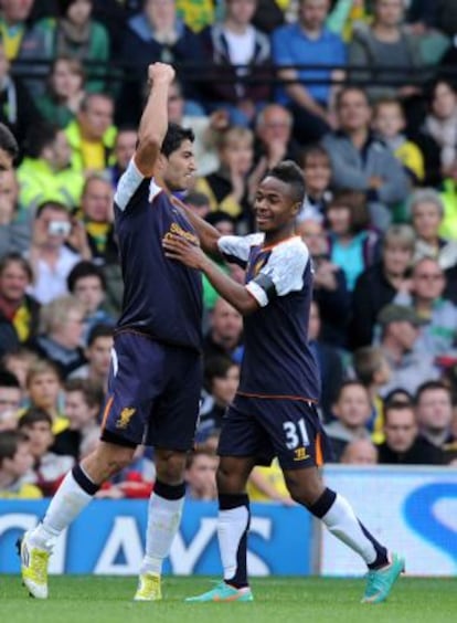 Suarez celebra junta a Sterlin su tercer tanto ante el Norwich.