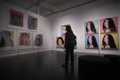 Entre las más de 350 obras que se muestran en el Caixaforum abundan los retratos de estrellas del cine o personajes conocidos.