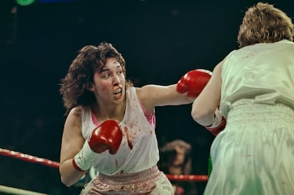 La boxeadora Christy Martin en un combate en 1996 en Nevada, Estados Unidos.