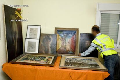 Los cuadros hallados en la casa de la familia en Valdemoro.