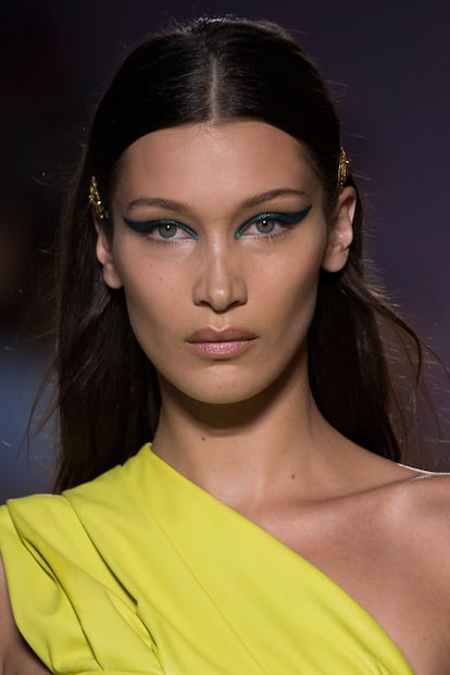 Versace asegura la permanencia de este tipo de maquillajes y lo propone para el próximo verano 2019. Nadie mejor para lucirlo que Bella Hadid, fanática de los looks de belleza que potencian su mirada.