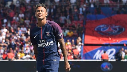 Neymar, durante su presentaci&oacute;n con e PSG.