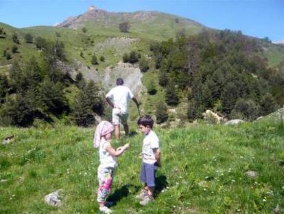 Paseo por el Valle de Hecho, en el Pirineo aragonés, con el refugio de Gabardito al fondo, a 1400 metros de altitud.