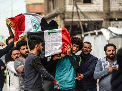 Un grupo de iraquíes lleva este jueves el ataúd de un fallecido en Bagdad.