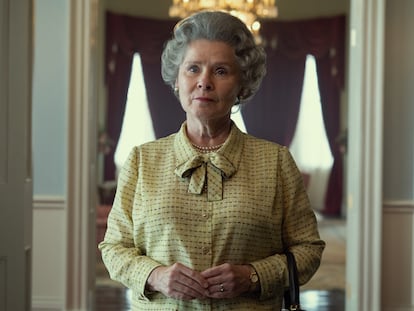 Imelda Staunton, como la reina Isabel II de Inglaterra en la quinta temporada de 'The Crown'.