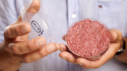 Una hamburguesa de carne cultivada en un laboratorio de la Universidad de Maastricht.