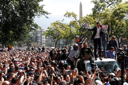 El líder opositor venezolano, Juan Guaidó, se dirige a sus partidarios este martes desde la plaza Altamira en Caracas.